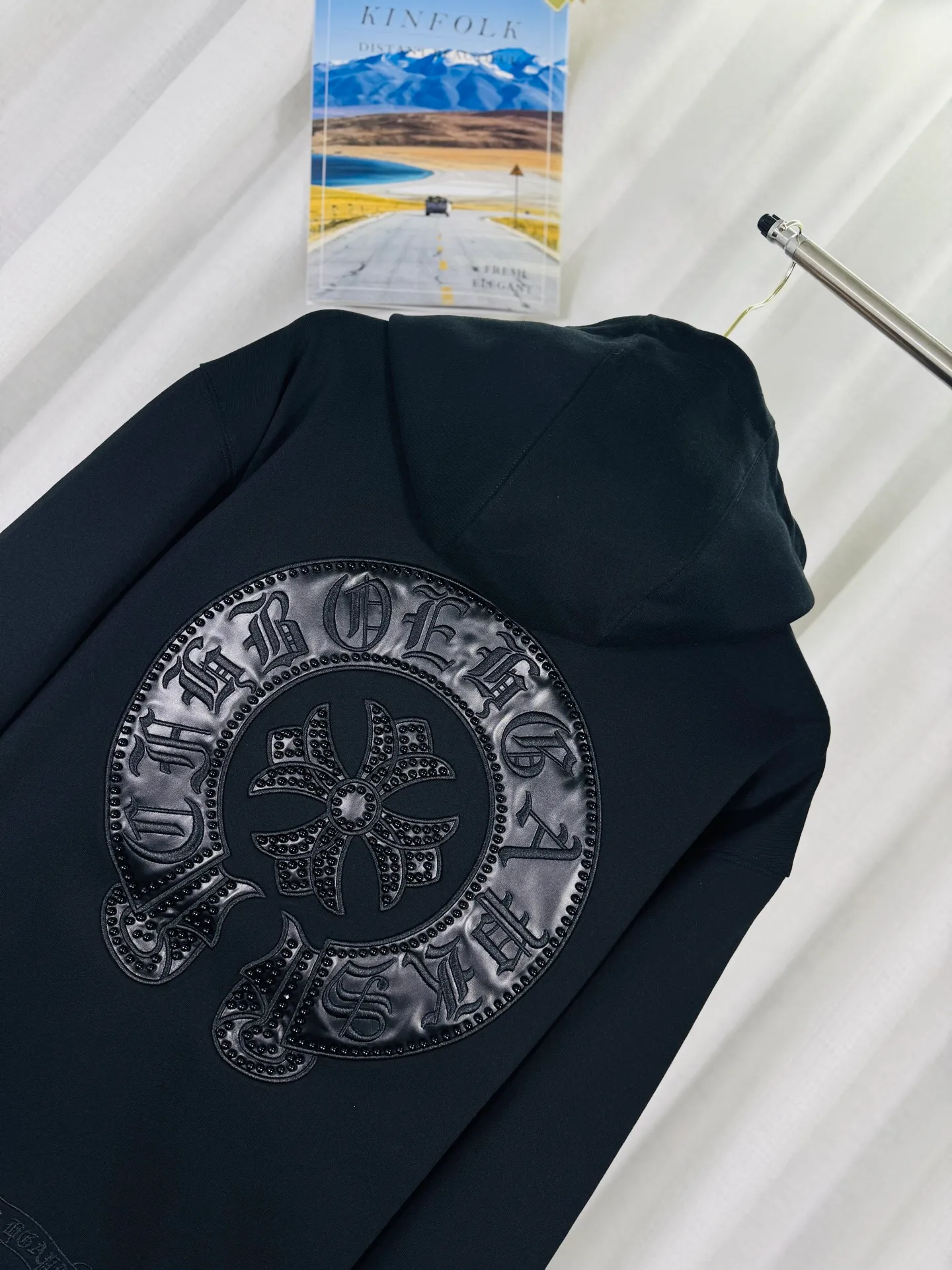 P350 top version, real shot without P, ​​different from market currency) 𝗖𝗵𝗿𝗼𝗺𝗲 𝗛𝗲𝗮𝗿𝘁𝘀/Cro Heart 2025 washed and burned flower patch embroidered autumn and winter new original single counter American hollow patch 3D couple casual cardigan sweatshirt 👑The highest version! Customized fabric 480g tripe terry fabric! American acid-washed and distressed original fabric, laser burning + leather embroidery, exquisite embroidery of letters! The best-selling model in the counter, very comfortable to wear. Accessories: original molded and authenticated collar label➕100% silk wash label. Genuine purchase-grade original hangtag➕matching hanging rope➕3D hanging beads➕original packaging bag. Craftsmanship: The original version has consistent wiring! The highest version of the armhole matching technique! Color: Black Apricot Size: S M L XL Style Number: 25-370
